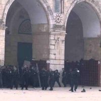 الاحتلال الإسرائيلي يقتحم الأقصى وإصابات في صفوف المصلين  
